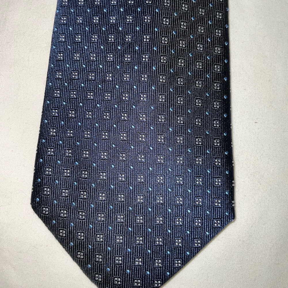 Chaps Men’s Gray Neck Tie With Blue Dots.